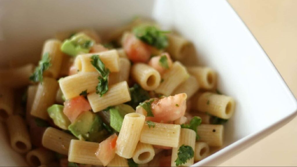 Pasta integral con aguacate y tomate