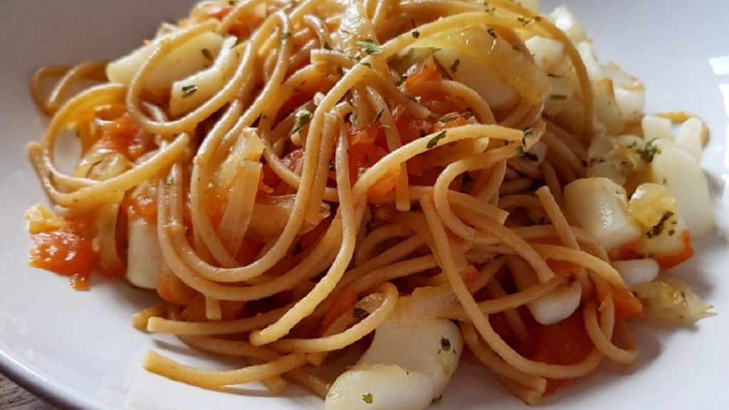 Espaguetis con sepia y tomate