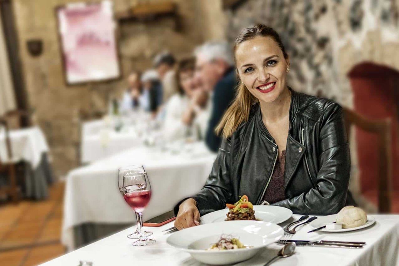 María Alcázar probando platos de la carta de la chef Diana Marcelino, en Finca Salamanca
