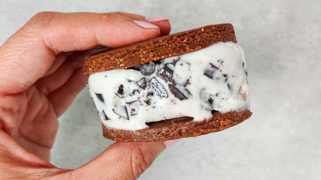 Sándwich helado de yogur con galleta de gofio
